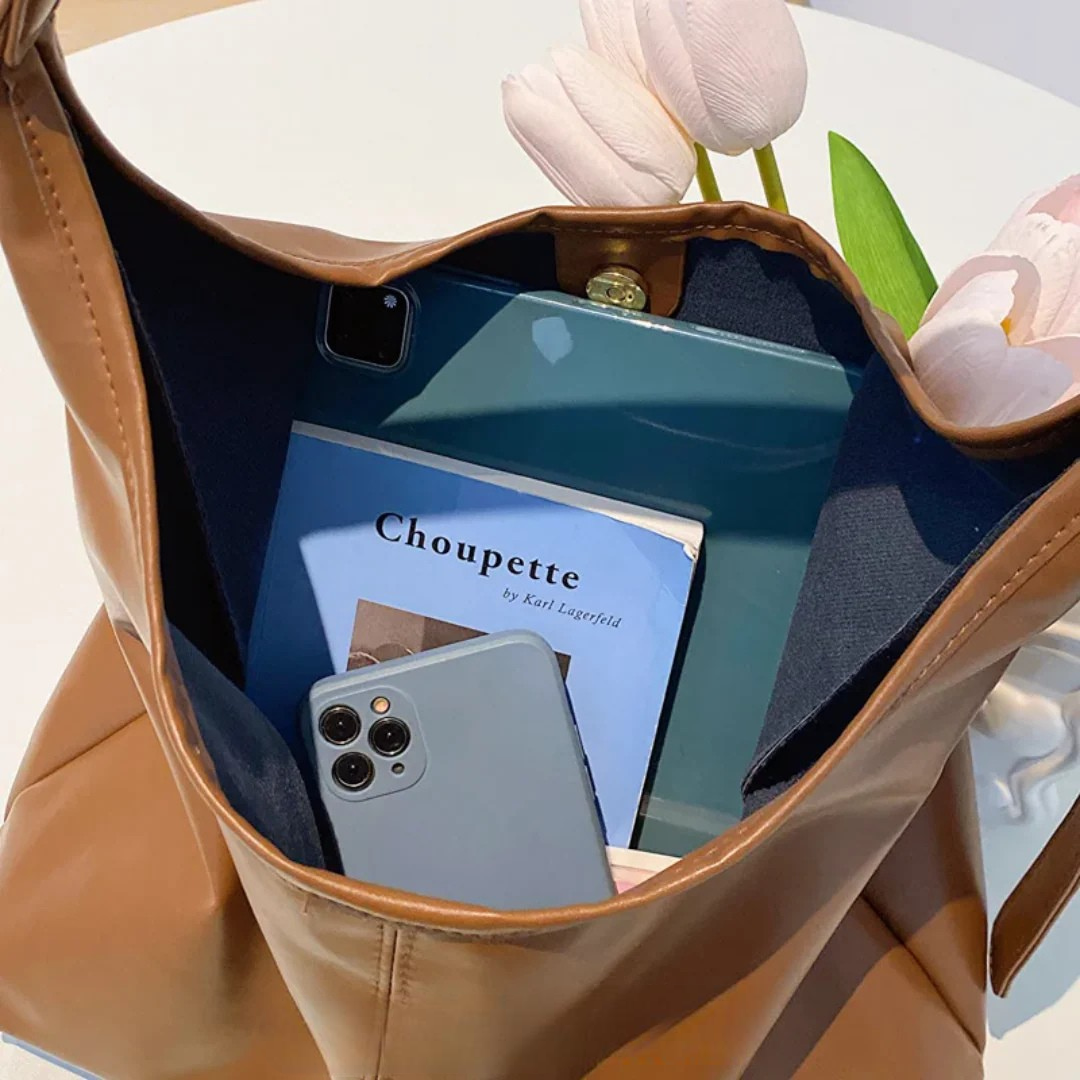 Women’s Soft Hobo Shoulder Bag with Relaxed Silhouette | Lara